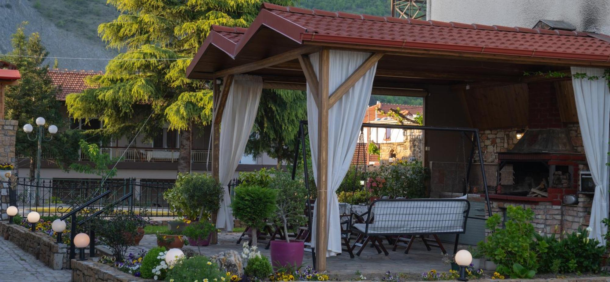 Kallinikos Guesthouse Káto Loutrákion Exterior foto