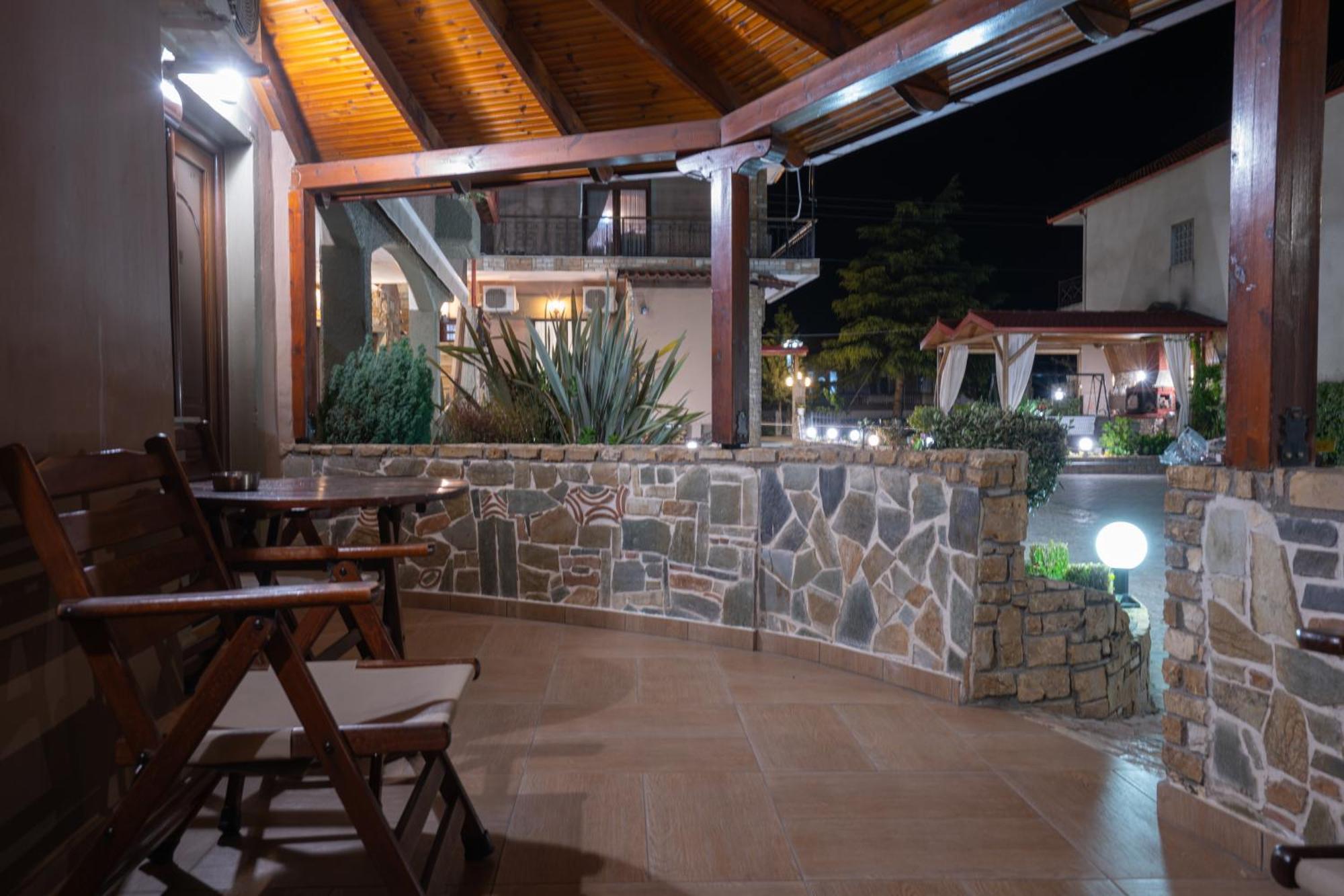 Kallinikos Guesthouse Káto Loutrákion Exterior foto