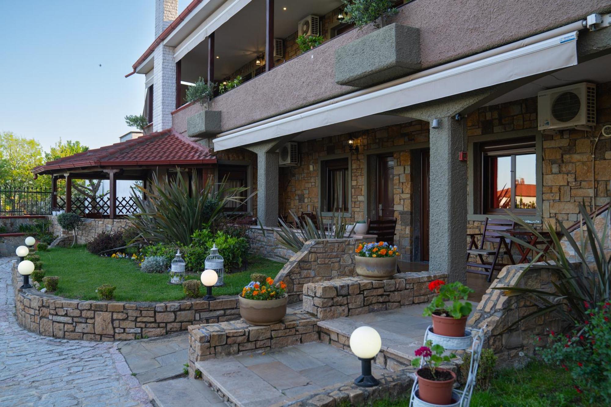 Kallinikos Guesthouse Káto Loutrákion Exterior foto