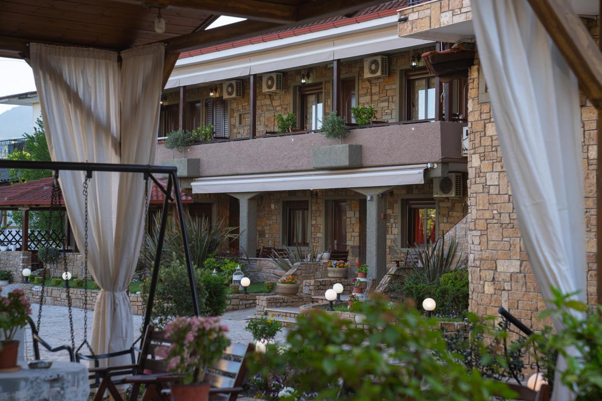 Kallinikos Guesthouse Káto Loutrákion Exterior foto