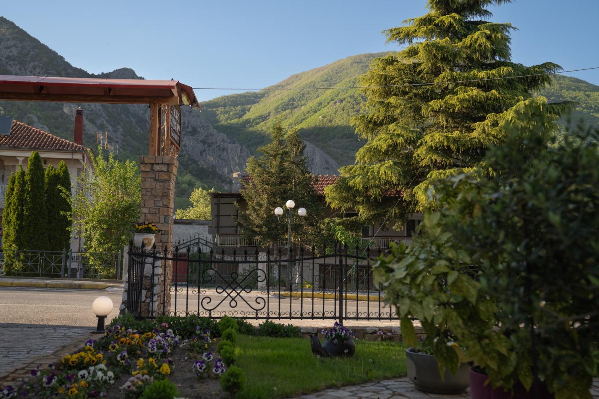Kallinikos Guesthouse Káto Loutrákion Exterior foto